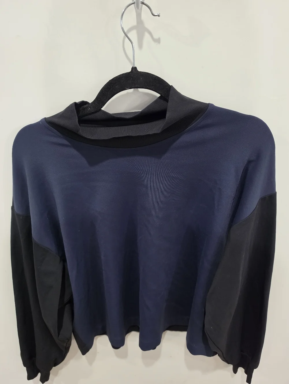 Athleta Venice Navy and Black Colorblock Pullover Sweat Shirt Sz L Light Weight
